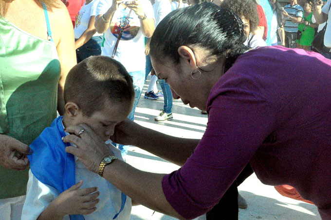 Pioneros visten sus pañoletas por primera vez