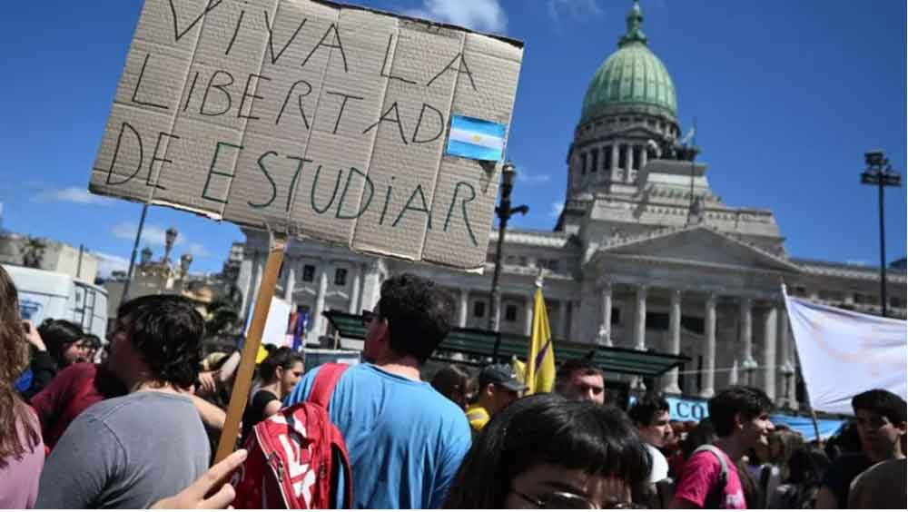 Protestan frente al Congreso argentino contra veto de Milei Protestan frente al Congreso argentino contra veto de Milei