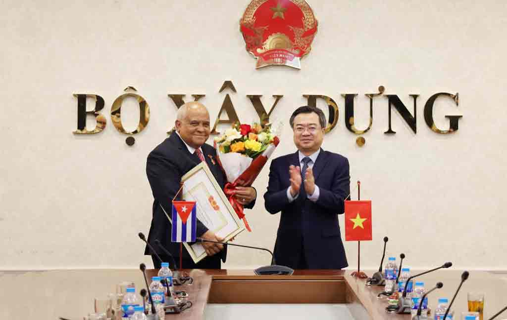 Ministerio de la Construcción de Vietnam honra a embajador de Cuba
