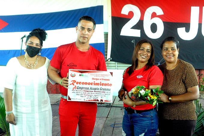 Celebran acto por el Día del trabajador agropecuario en Granma Celebran acto por el Día del trabajador agropecuario en Granma
