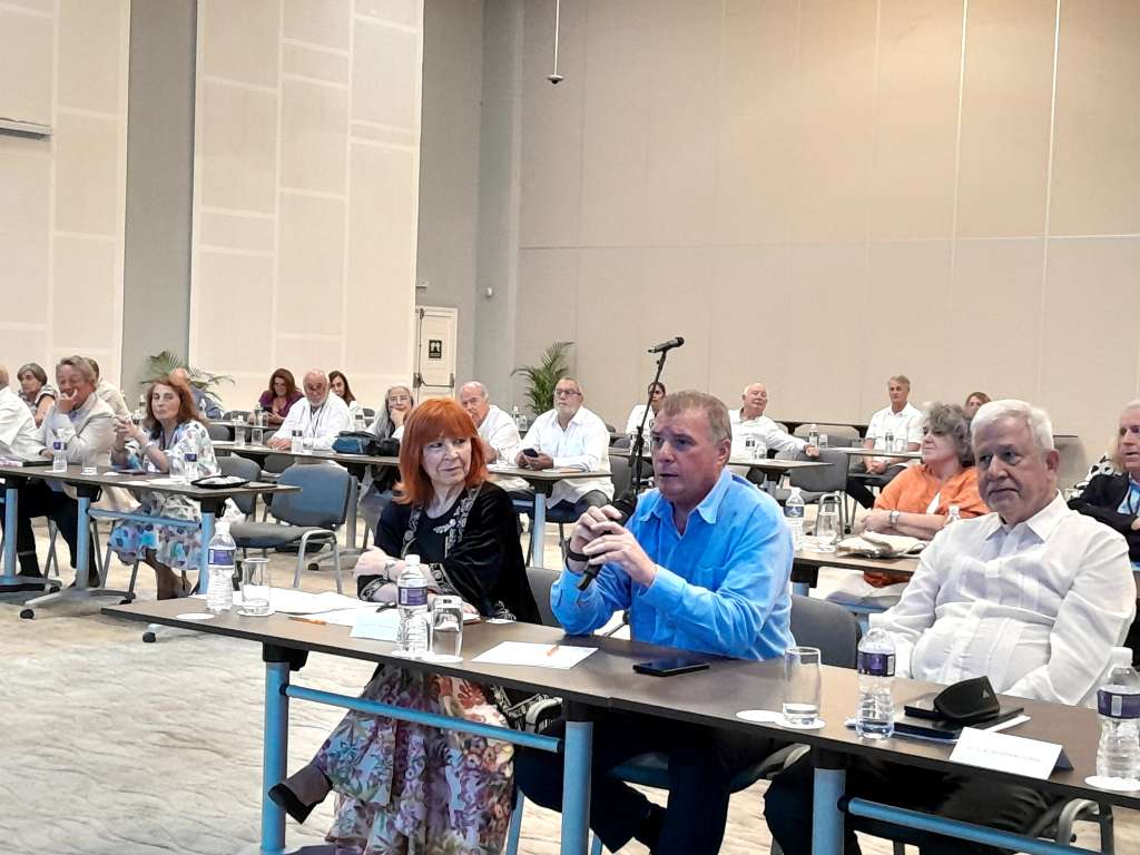 Debaten periodistas turísticos españoles presencia de Cuba en Fitur