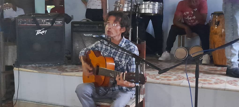 Manzanillo canta a la trova en Festival Carlos Puebla