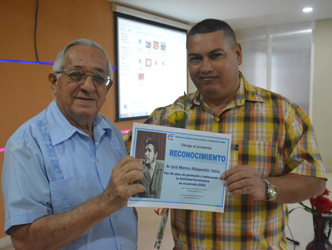 Celebran Día del Economista y Contador en Granma