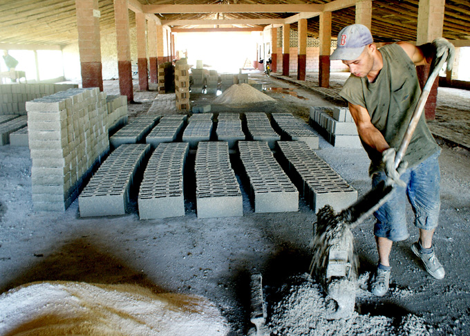Carencias materiales afecta plan de viviendas en Campechuela Carencias materiales afecta plan de viviendas en Campechuela