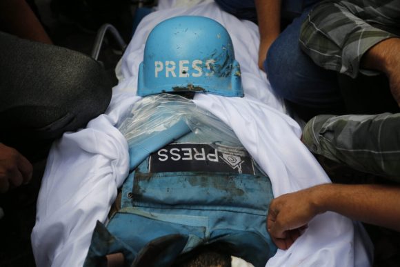 Ataque aéreo israelí mata a cinco periodistas palestinos en la Franja de Gaza Ataque aéreo israelí mata a cinco periodistas palestinos en la Franja de Gaza