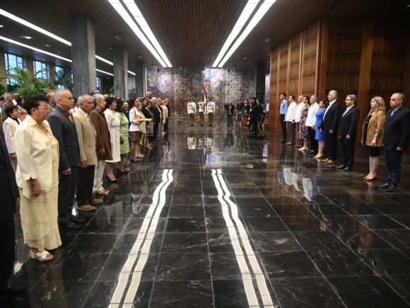 Cuba rinde homenaje a destacados educadores