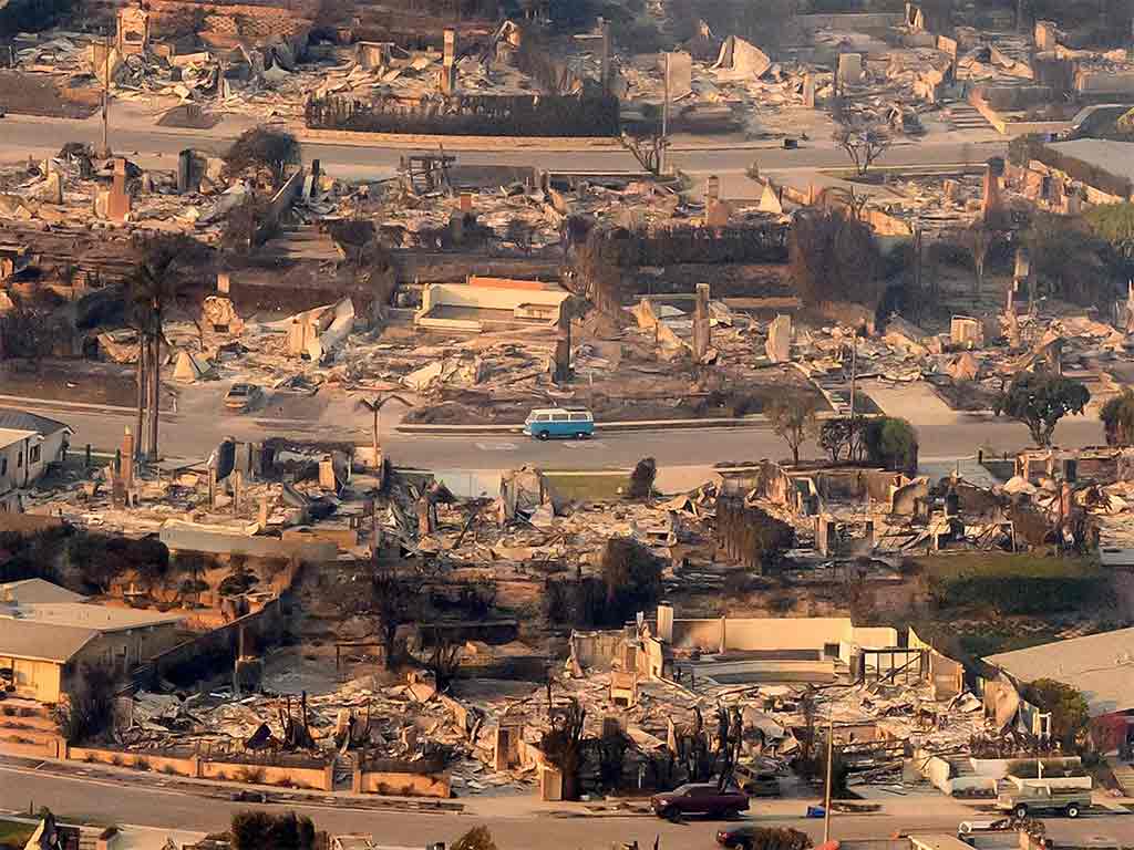 Devastadores incendios en California sin dar tregua