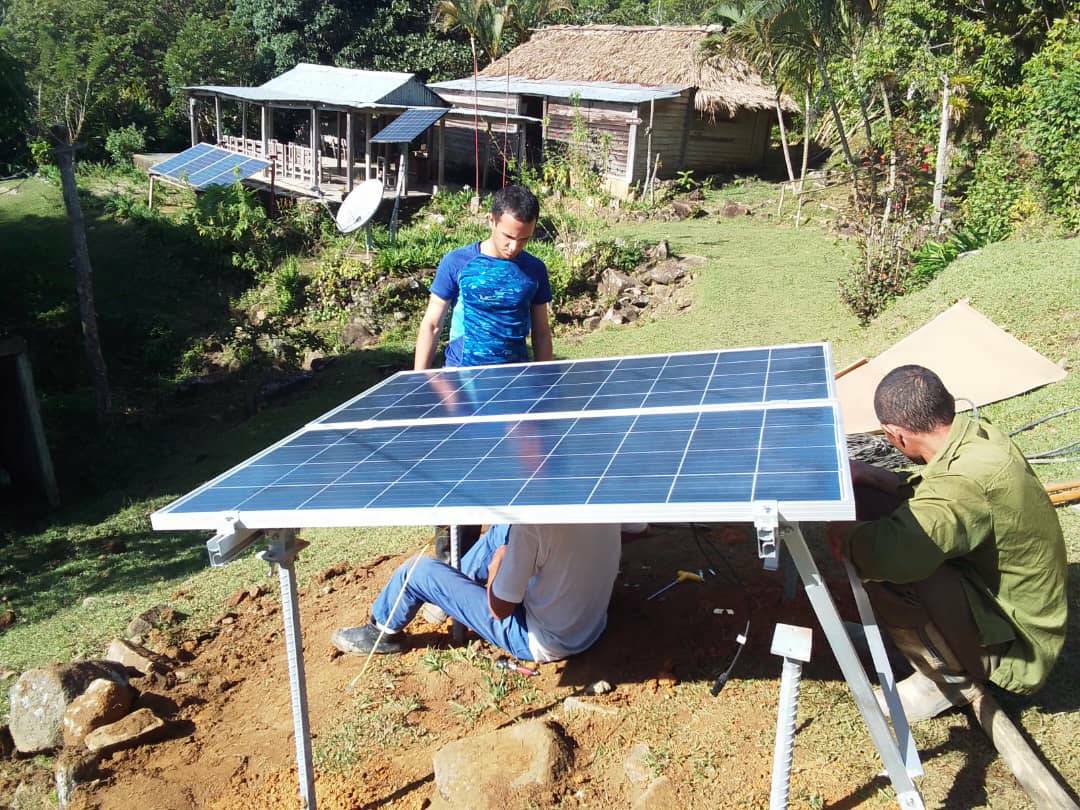 Instalan nuevos módulos de sistemas fotovoltaicos en viviendas aisladas de Granma Instalan nuevos módulos de sistemas fotovoltaicos en viviendas aisladas de Granma