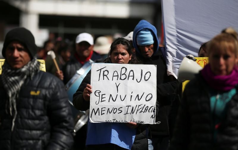 Trabajadores argentinos permanecen alertas ante despidos Trabajadores argentinos permanecen alertas ante despidos