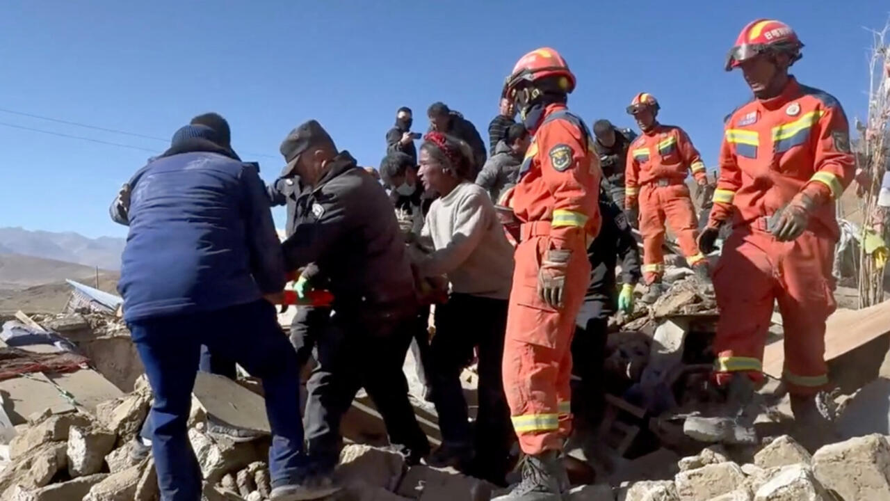 Miles de rescatistas y suministros de emergencia en el Tíbet, China Miles de rescatistas y suministros de emergencia en el Tíbet, China