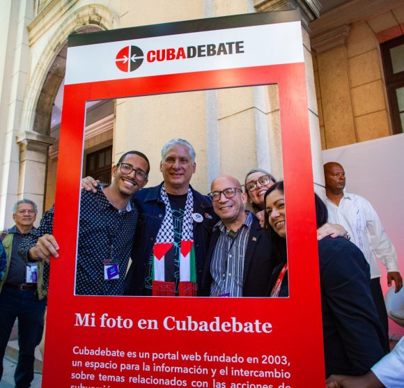 Presidente Díaz-Canel comparte con participantes en el Coloquio Patria