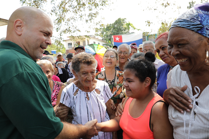 Intercambia Gerardo Hernández Nordelo con cederistas bayameses