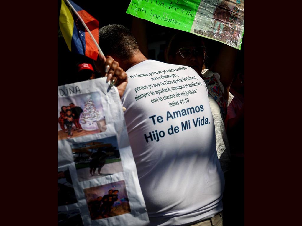 Al mundo le decimos nos apoyen y ayuden, clama padre venezolano Al mundo le decimos nos apoyen y ayuden, clama padre venezolano