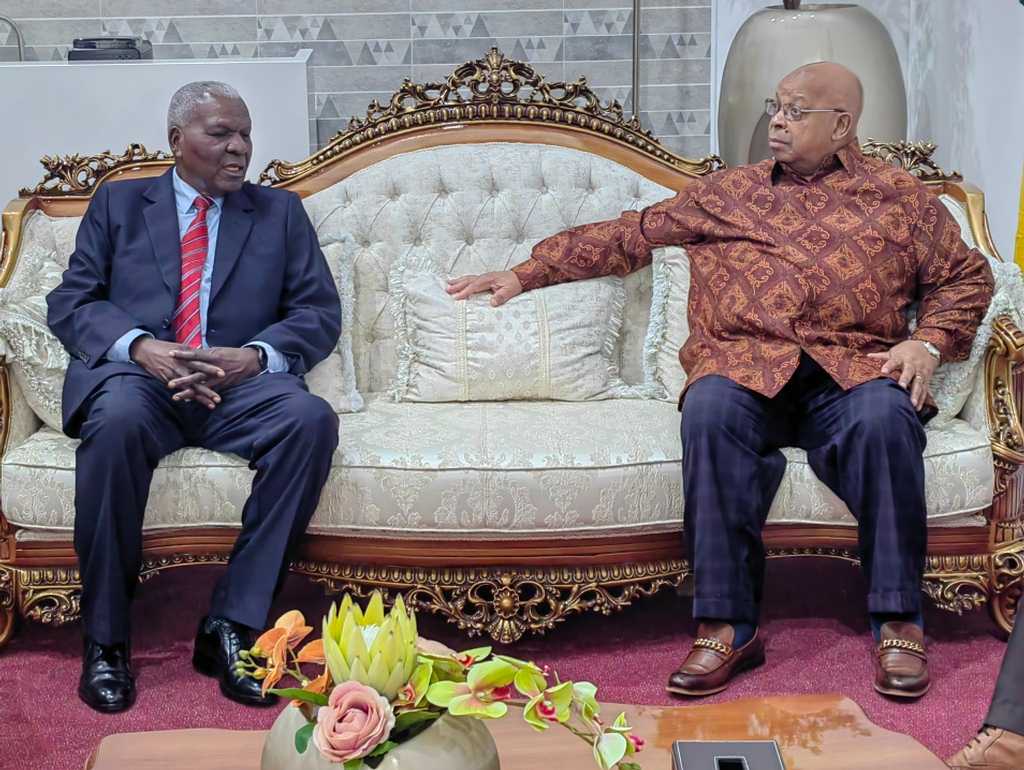 Líder del Parlamento de Cuba llega en visita oficial a Zimbabwe (+Fotos) Líder del Parlamento de Cuba llega en visita oficial a Zimbabwe (+Fotos)