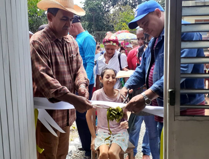 Signa homenaje a féminas en Campechuela entrega de obras sociales Signa homenaje a féminas en Campechuela entrega de obras sociales