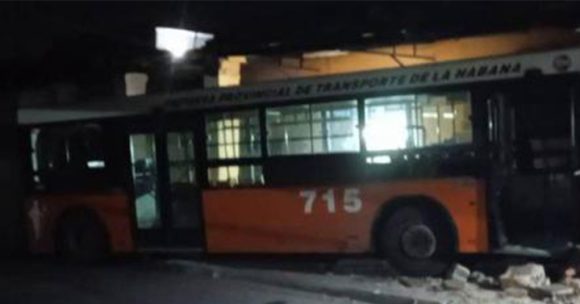 Ómnibus impacta una vivienda en La Habana tras ataque al conductor Ómnibus impacta una vivienda en La Habana tras ataque al conductor