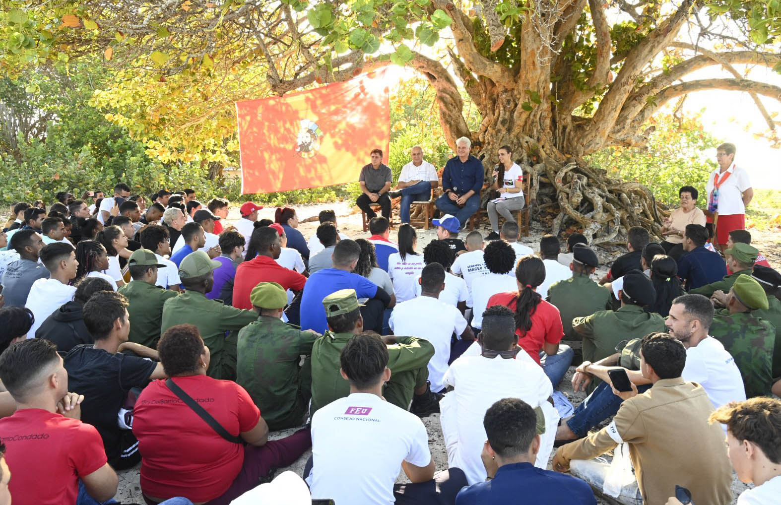 Presidente de Cuba convocó a la juventud a defender la Revolución Presidente de Cuba convocó a la juventud a defender la Revolución