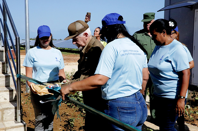 Inauguran Parque Solar Juan Pérez II, de Niquero, Granma (+fotos y audio) Inauguran Parque Solar Juan Pérez II, de Niquero, Granma (+fotos y audio)