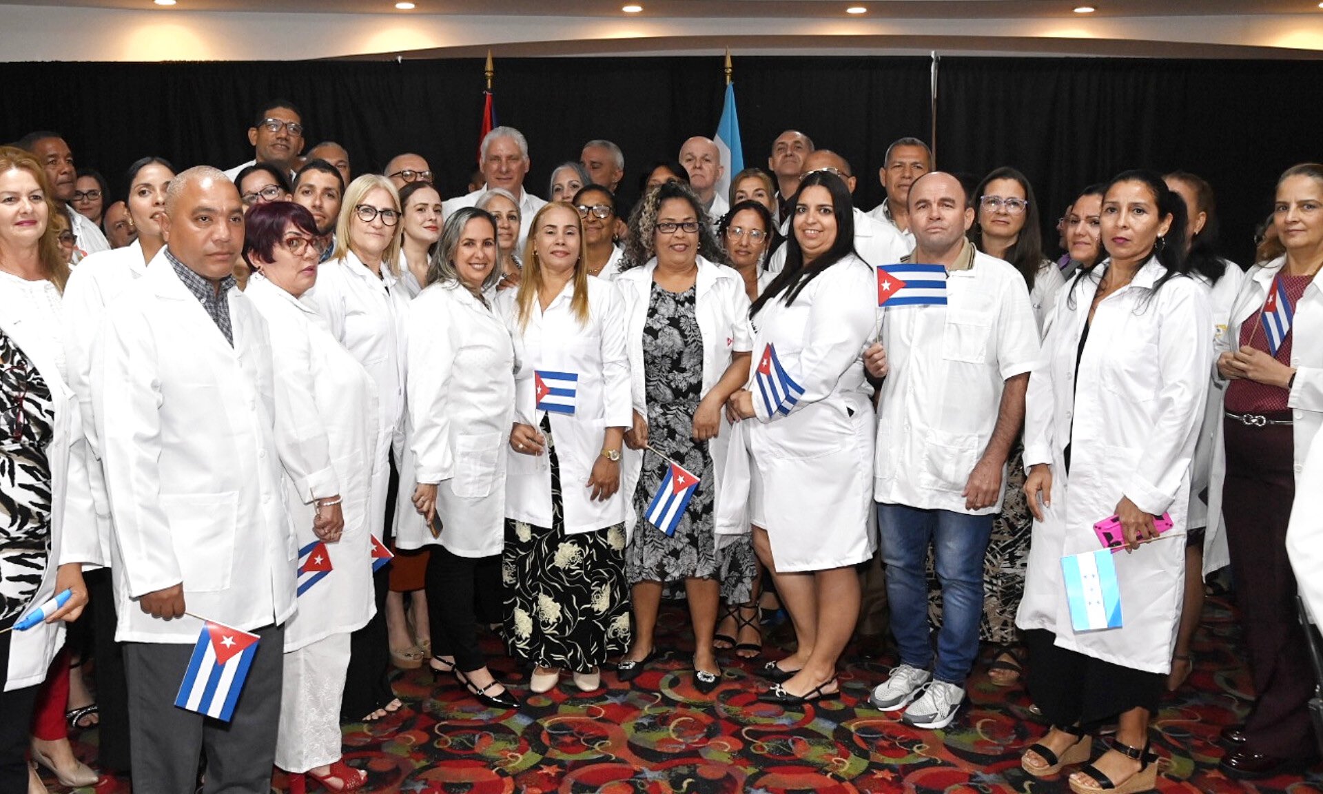 Intercambió Díaz-Canel con colaboradores cubanos en Honduras Intercambió Díaz-Canel con colaboradores cubanos en Honduras