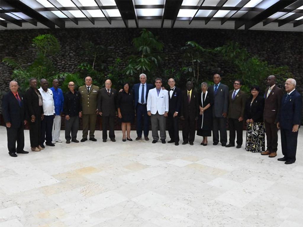 Condecoran en Cuba a trabajadores destacados Condecoran en Cuba a trabajadores destacados