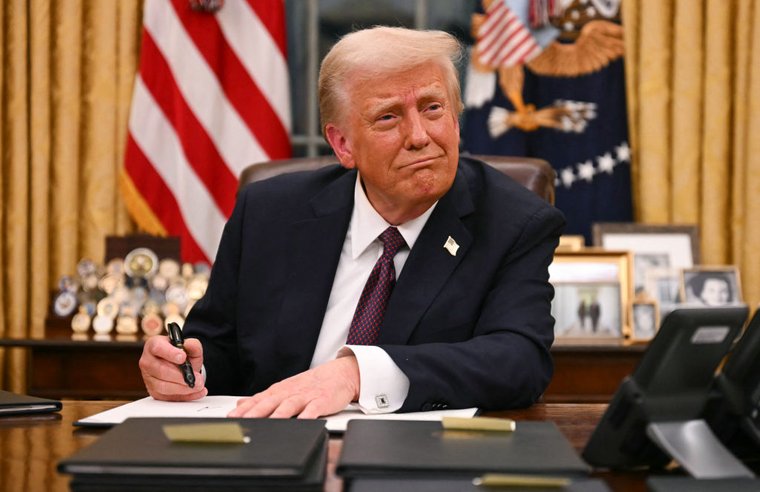 En medio de malas notas, Trump llega a sus primeros 100 días En medio de malas notas, Trump llega a sus primeros 100 días