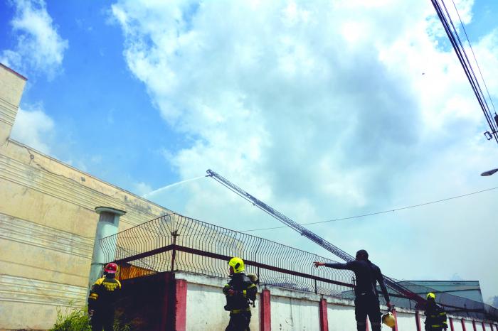 En la tarde de ayer, aún era complejo el incendio en la cervecería del Cotorro En la tarde de ayer, aún era complejo el incendio en la cervecería del Cotorro