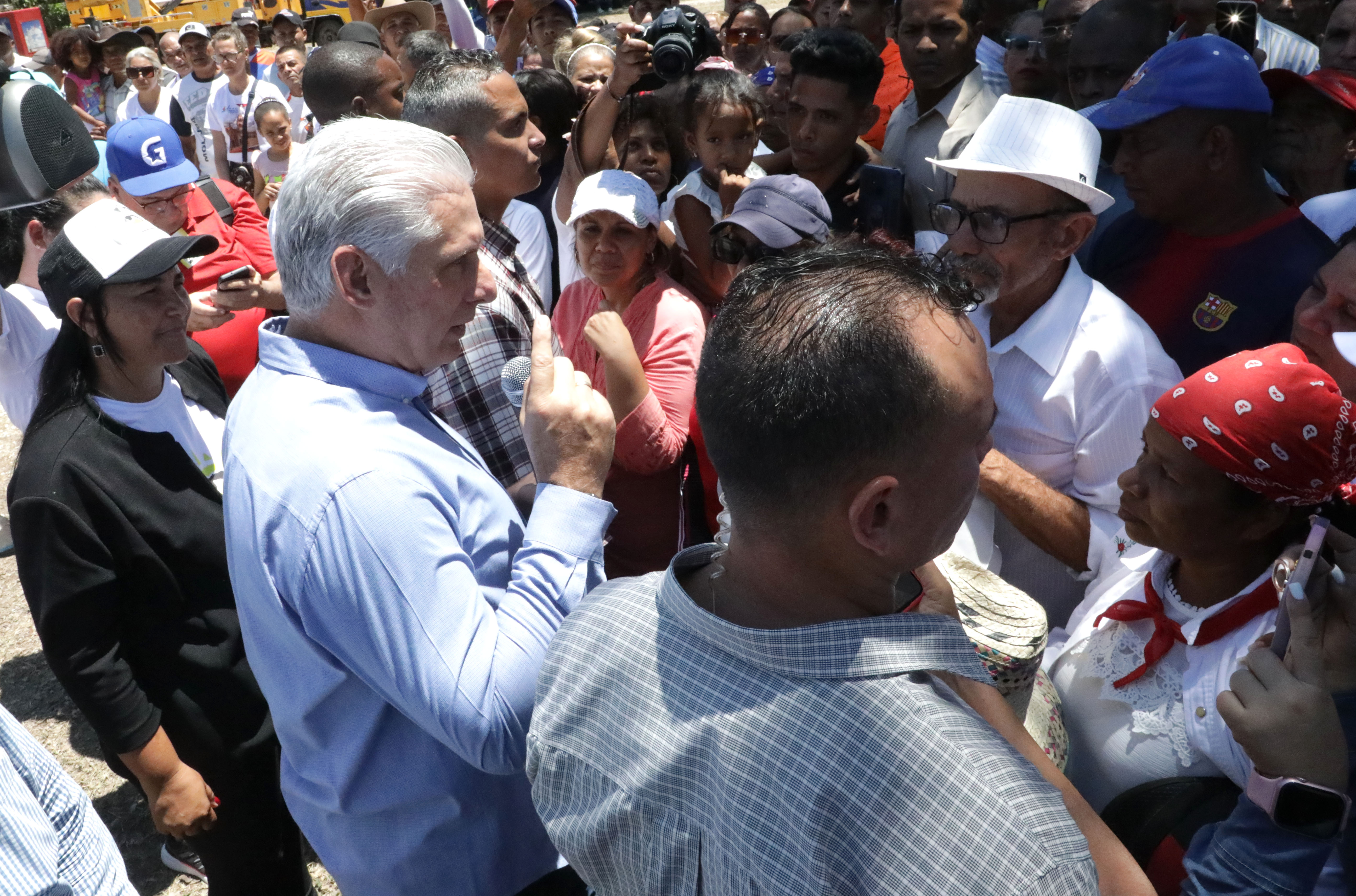 Intercambió Díaz-Canel con vecinos de Dos Ríos Intercambió Díaz-Canel con vecinos de Dos Ríos
