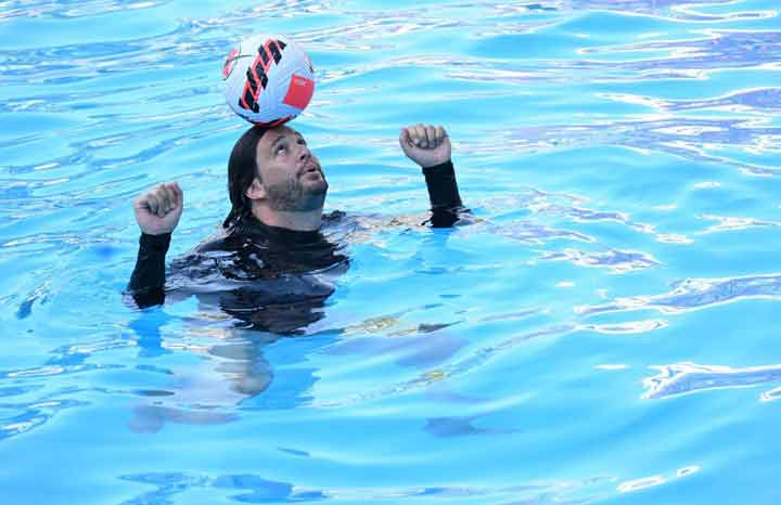 Lefont establece récord mundial equilibrio del balón en el agua Lefont establece récord mundial equilibrio del balón en el agua