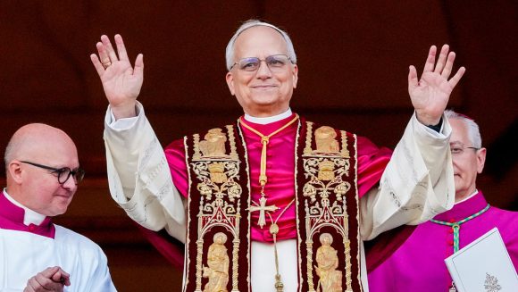 Papa León XIV en su primera conferencia de prensa: “Ayudaremos a desarmar la Tierra” (+ Video)