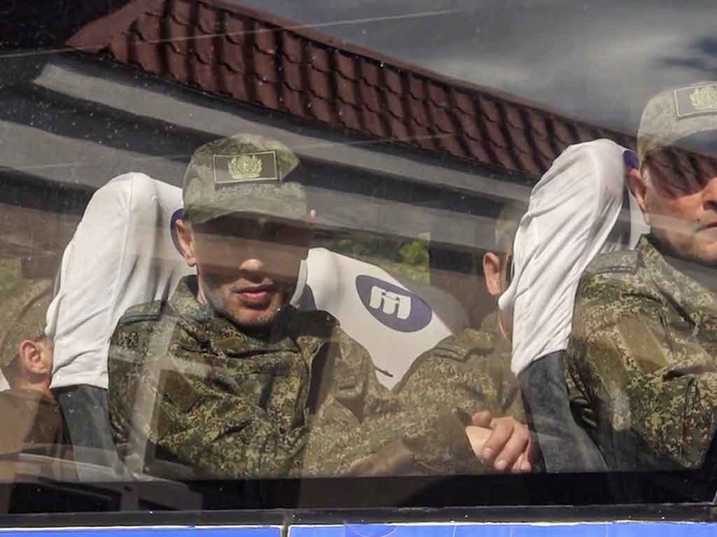 Llega a Moscú avión con 270 prisioneros rusos liberados Llega a Moscú avión con 270 prisioneros rusos liberados