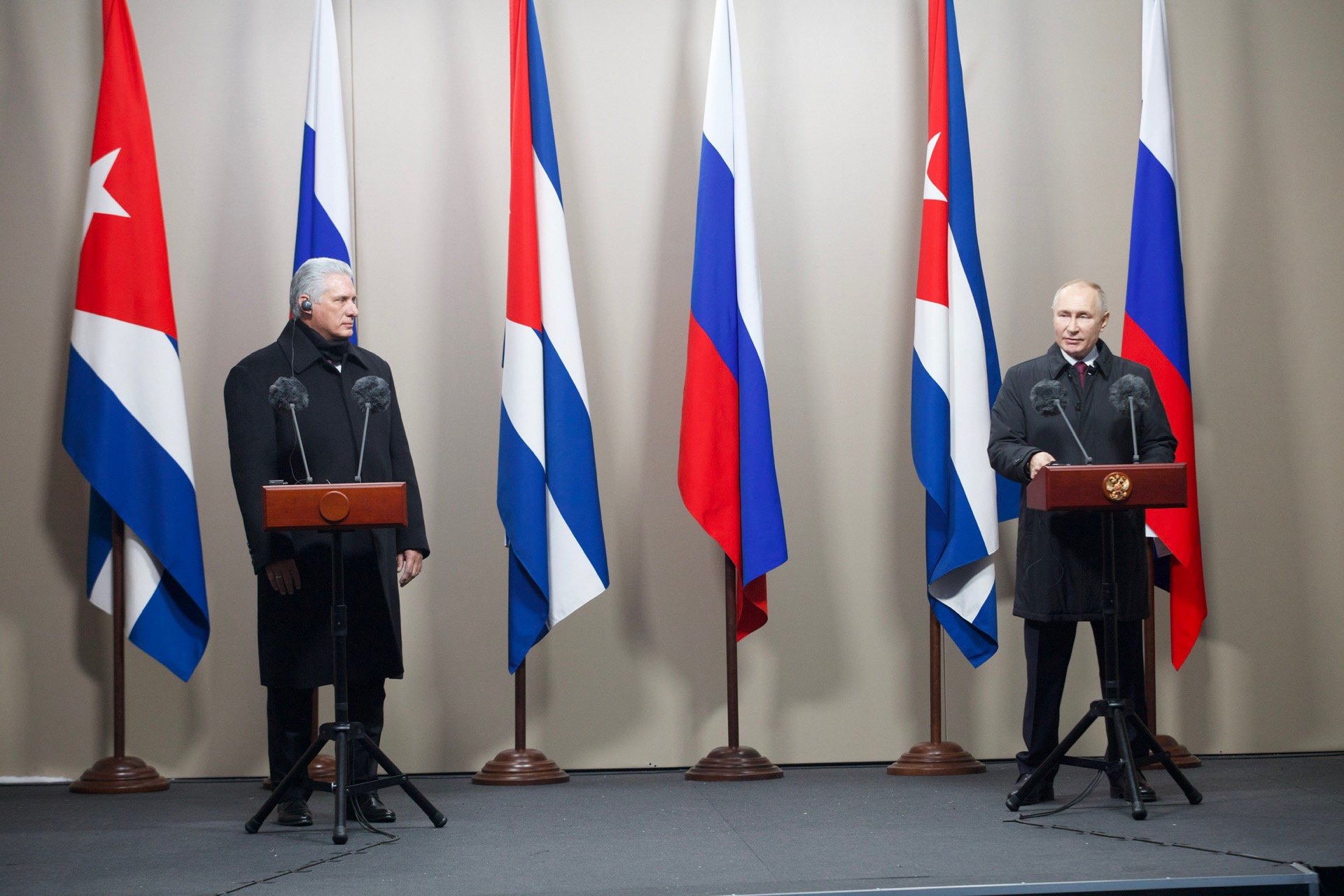 Llega a Moscú presidente de Cuba Llega a Moscú presidente de Cuba
