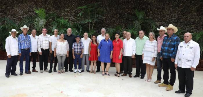 Condecora mandatario cubano a campesinos destacados