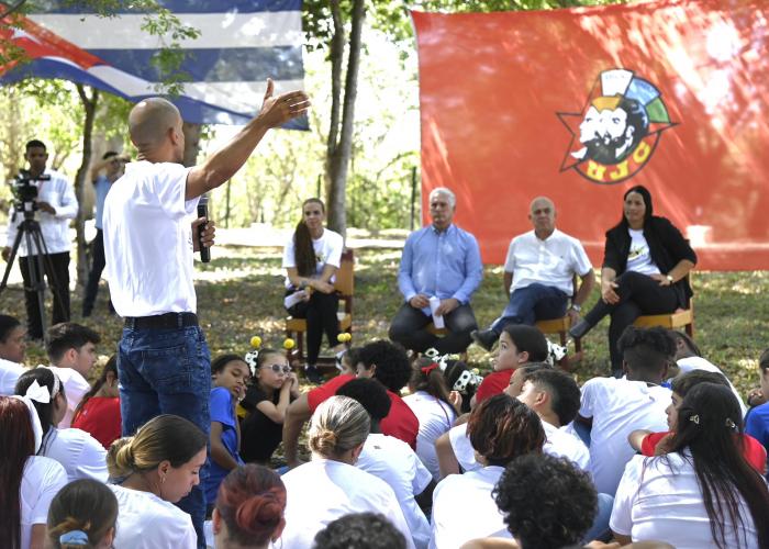 «Necesitamos que cada ciudadano cubano, que cada joven cubano sea un martiano» «Necesitamos que cada ciudadano cubano, que cada joven cubano sea un martiano»