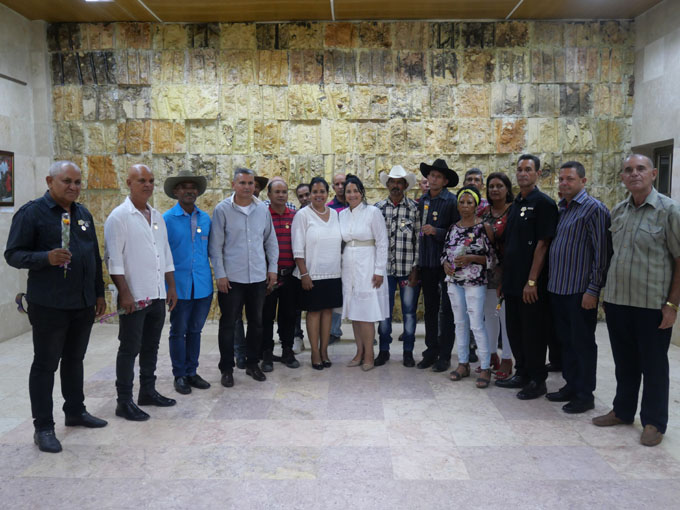 Condecoraron a campesinos destacados en Granma
