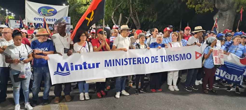 Delegados extranjeros a FITCuba desfilan el 1 de mayo Delegados extranjeros a FITCuba desfilan el 1 de mayo
