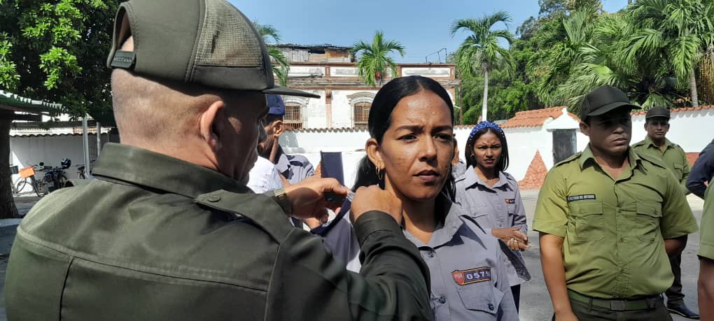 Distinguen a héroes de las fuerzas del MININT en Manzanillo Distinguen a héroes de las fuerzas del MININT en Manzanillo
