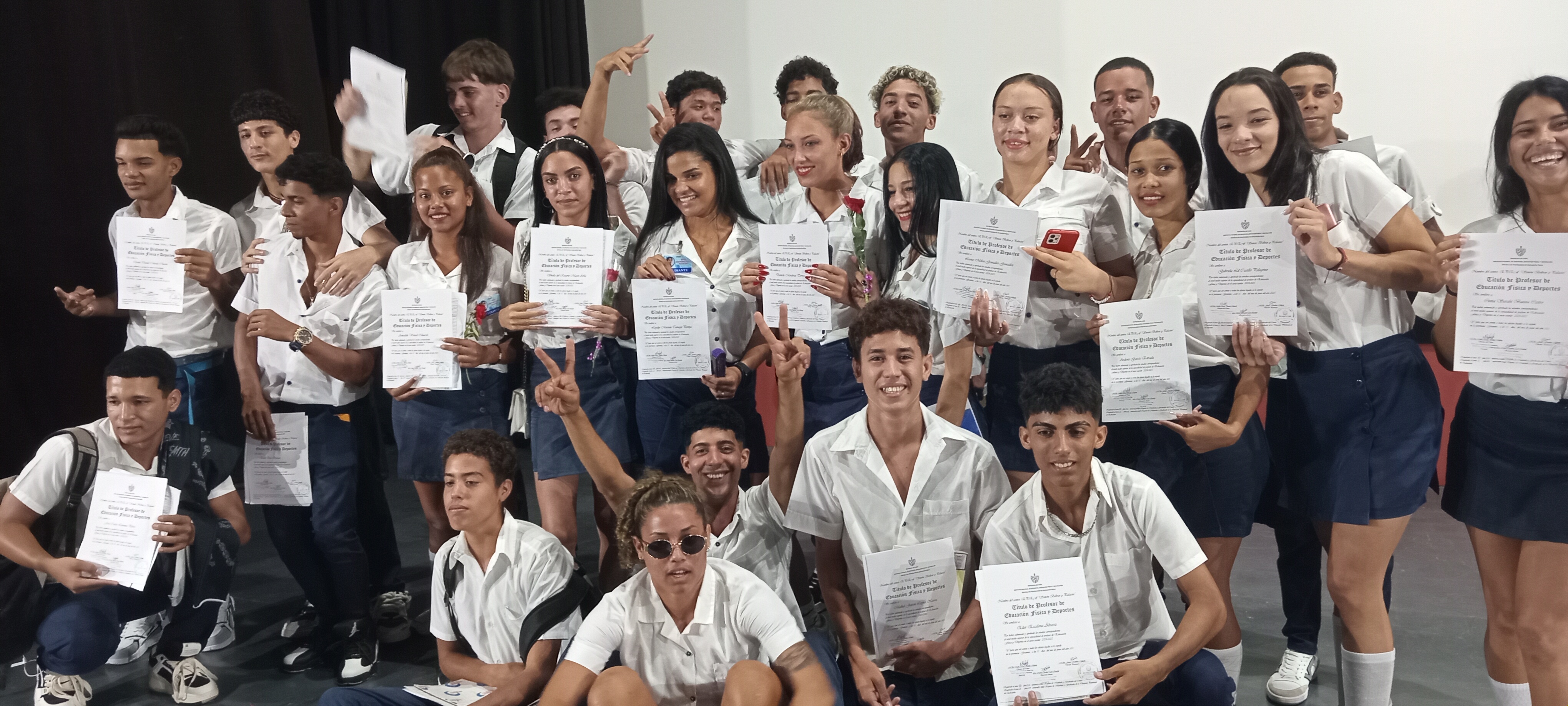 Escuela Simón Bolívar entrega orgullosa nuevos profesores jóvenes a la sociedad Escuela Simón Bolívar entrega orgullosa nuevos profesores jóvenes a la sociedad