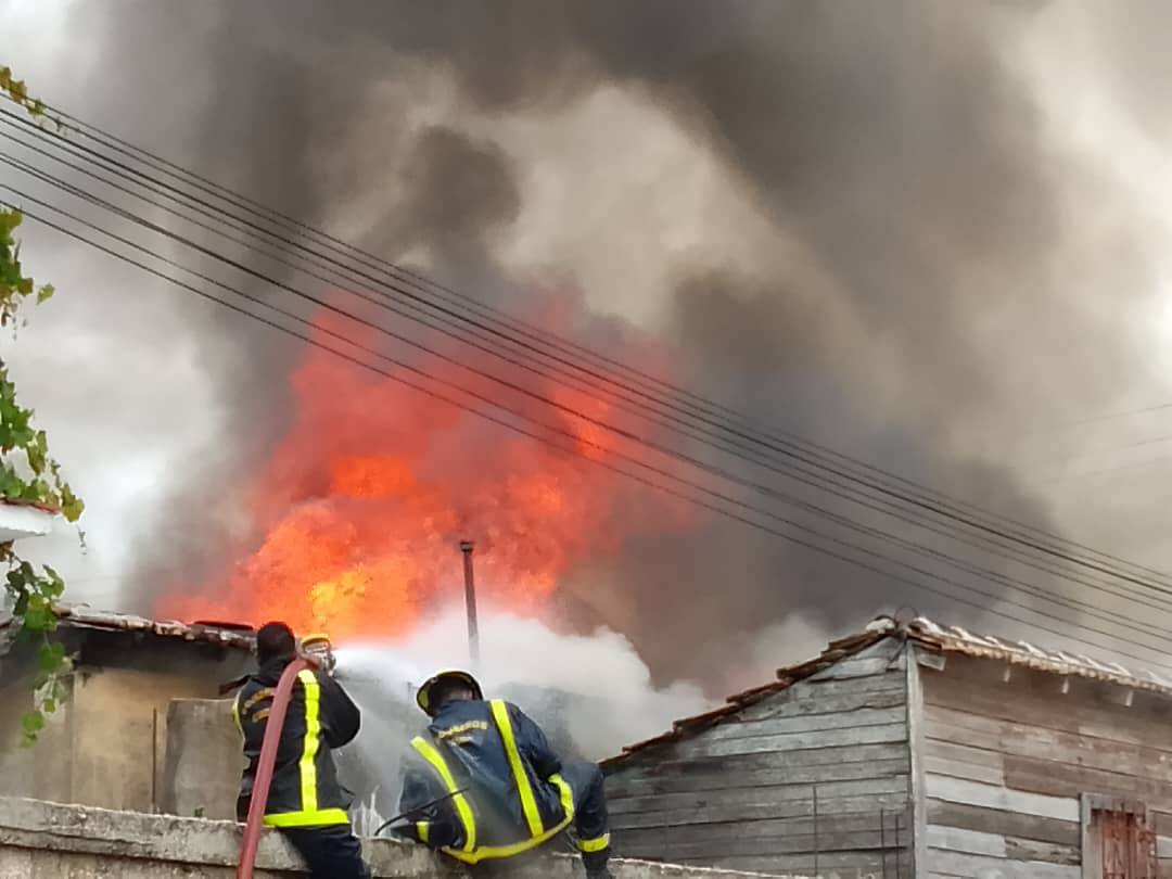 Incendio en Manzanillo afecta tres viviendas (+ fotos y video) Incendio en Manzanillo afecta tres viviendas (+ fotos y video)