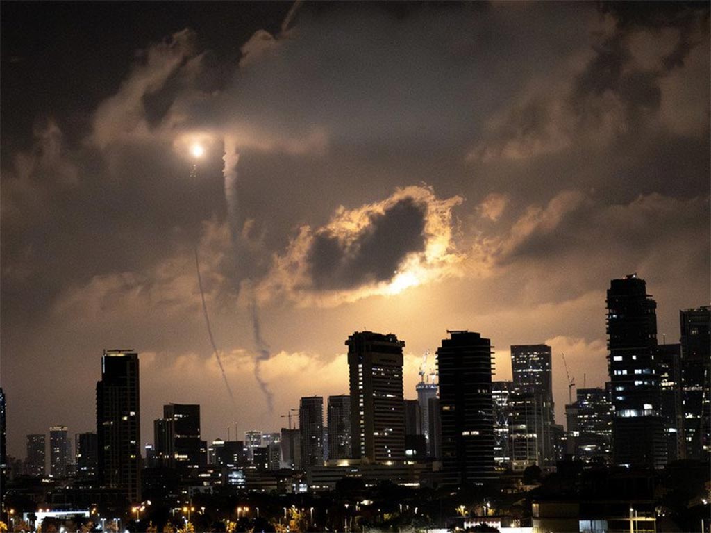 Irán responde con misiles a Israel, que bombardea Teherán