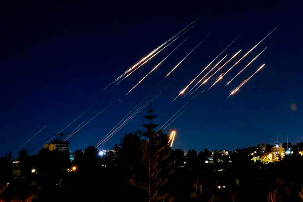 Irán lanza nueva ronda de misiles, Israel bombardea ciudades