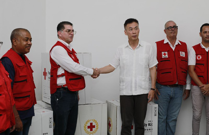 Entrega Cruz Roja China donativo para familias cubanas