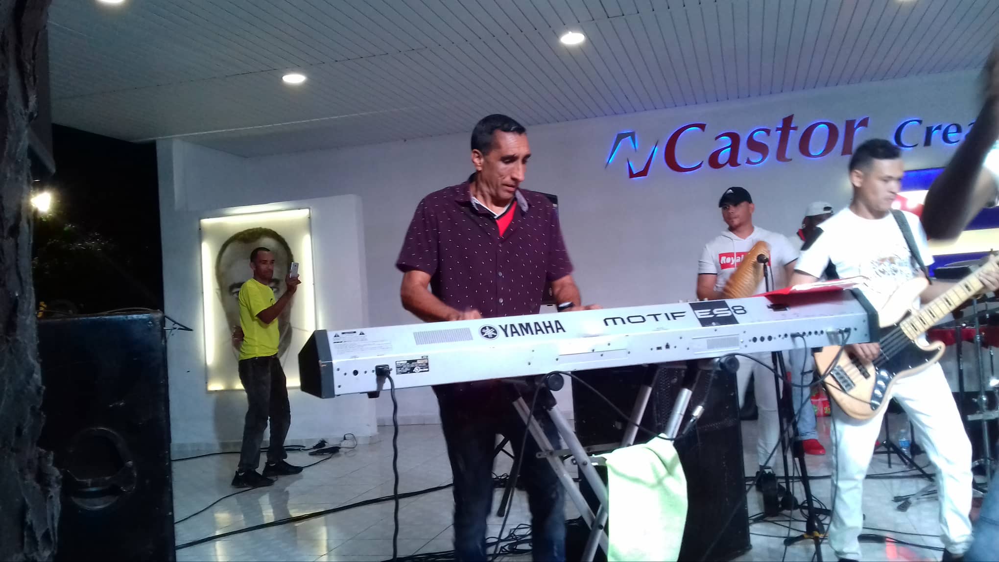 Estacionados en el andén de Mayarí