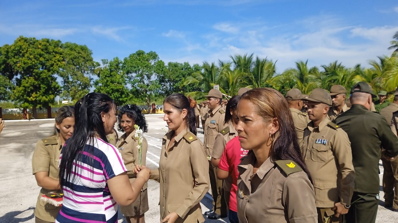 Ascienden en Granma a oficiales de las FAR Ascienden en Granma a oficiales de las FAR
