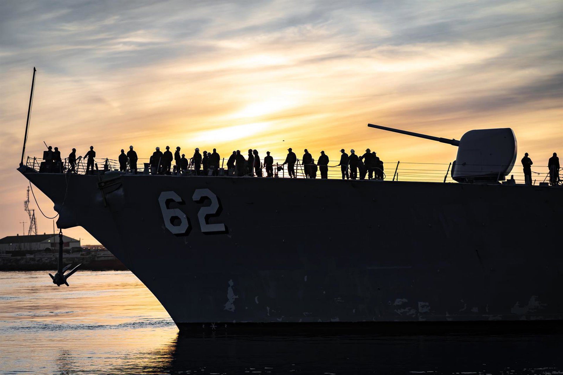 Irán intercepta destructor de EEUU en aguas del golfo