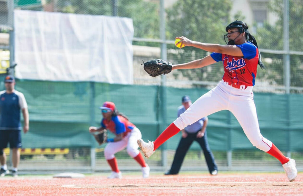 Cubanas siguen imbatibles en Panamericano de Softbol Cubanas siguen imbatibles en Panamericano de Softbol