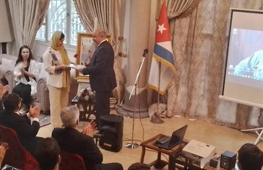 Otorga Cuba beca de Medicina a joven cubano-iraní Otorga Cuba beca de Medicina a joven cubano-iraní