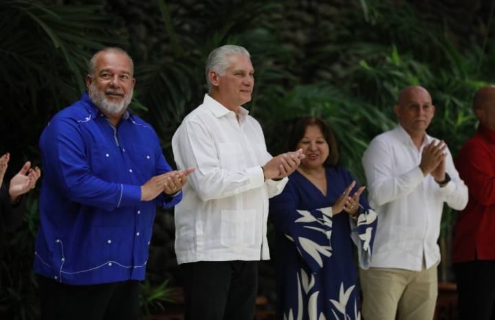 Condecora Presidente cubano a mujeres con extraordinarios méritos Condecora Presidente cubano a mujeres con extraordinarios méritos