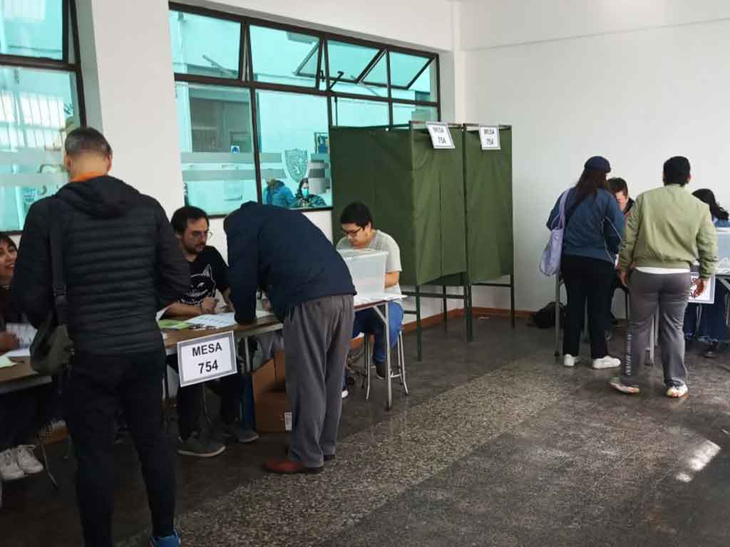 A contrarreloj, partidos de Chile discuten candidaturas al Parlamento