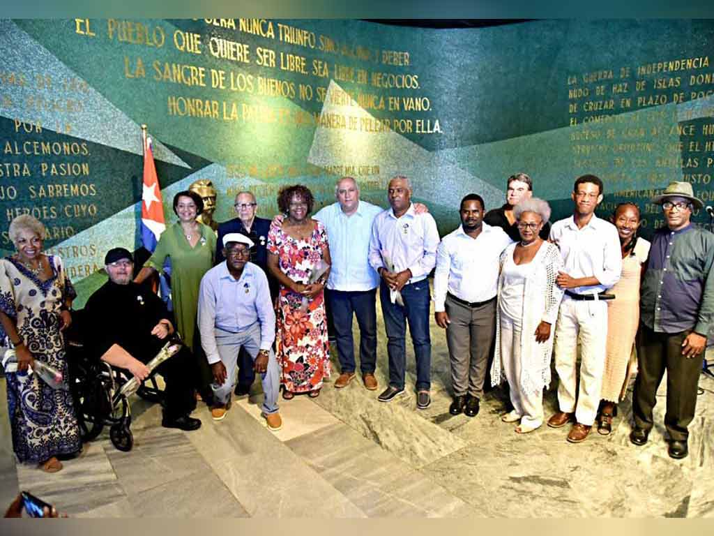 Distinguen en Cuba a personalidades con una relevante obra cultural Distinguen en Cuba a personalidades con una relevante obra cultural