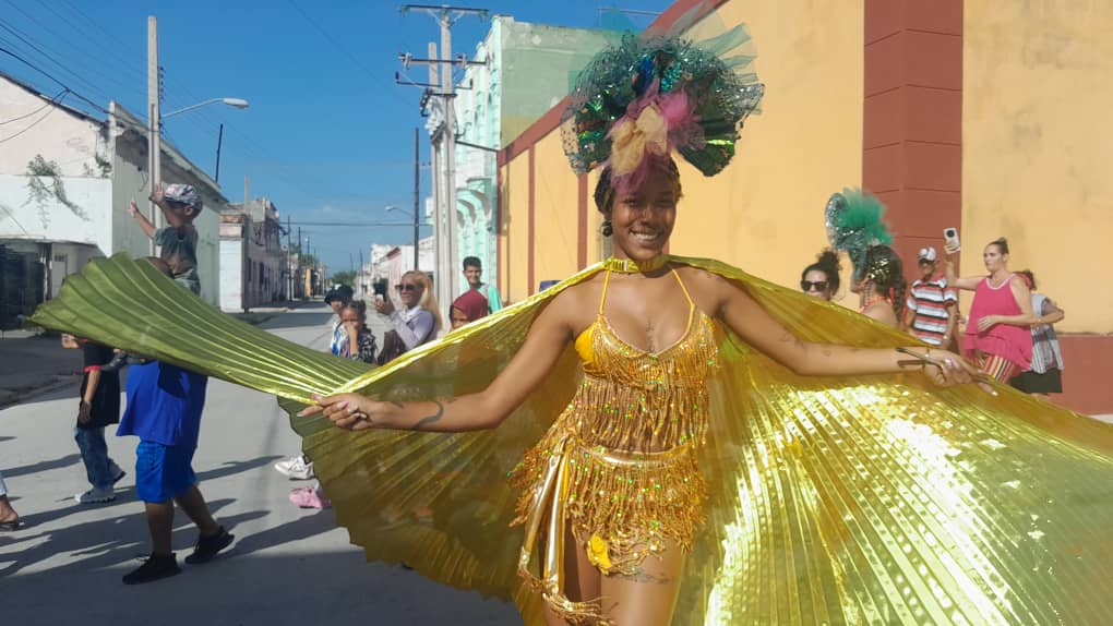 El sonido de la tradición y el colorido de la creatividad invitaron a los bailadores manzanilleros en la tarde de sábado El sonido de la tradición y el colorido de la creatividad invitaron a los bailadores manzanilleros en la tarde de sábado